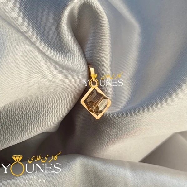 تصویر دوم آویز طلا سواروسکی مربعی صورتی ملایم